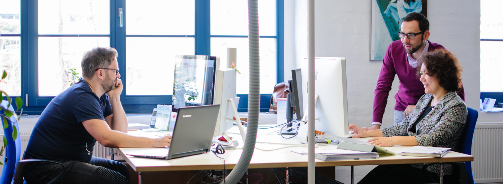 Mitarbeiter des Teams Digital Development arbeiten an ihren Arbeitsplätzen