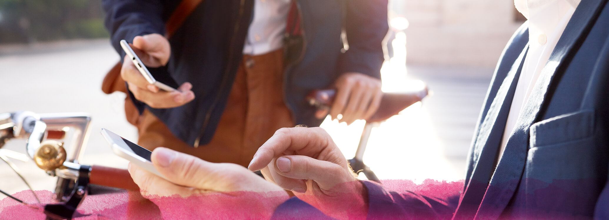 Kampagnenmotiv: Zwei Menschen mit Smartphones in den Händen stehen nebeneinander und zeigen sich gegenseitig die Bildschirme